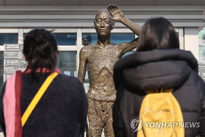 서울 용산역광장에 세워진 강제징용 노동자상 [연합뉴스 자료사진]
