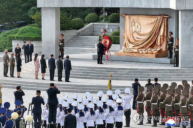 북한 김정은, 광복 81주년 맞아 해방탑 참배 (평양 조선중앙통신=연합뉴스) 김정은 북한 국무위원장이 지난 14일 부인 리설주, 딸 주애와 함께 조국해방(광복) 81주년을 맞아 해방탑을 참배했다고 조선중앙통신이 15일 보도했다. 2026.8.15 
    [국내에서만 사용가능. 재배포 금지. For Use Only in the Republic of Korea. No Redistribution] nkphoto@yna.co.kr