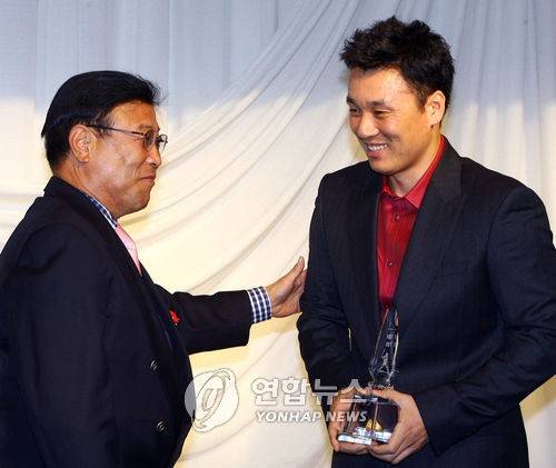 2006년 일구상 수상 당시 고 백인천 전 감독(왼쪽)과 이승엽 전 감독 [연합뉴스 자료사진]