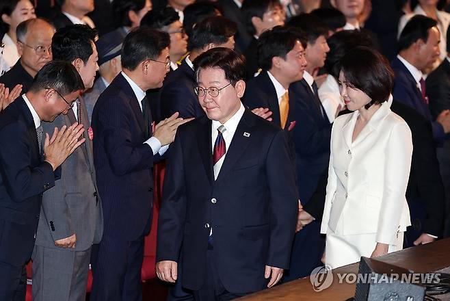 이재명 대통령 부부, 광복절 경축식 입장 (서울=연합뉴스) 김도훈 기자 = 이재명 대통령과 김혜경 여사가 15일 서울 종로구 세종문화회관에서 열린 제81주년 광복절 경축식에 입장하고 있다. 2026.8.15 superdoo82@yna.co.kr
