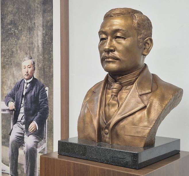독립운동가 최재형 선생 흉상 (서울=연합뉴스) 사단법인 독립운동가 최재형 기념사업회는 15일 서울 용산구 사무실에서 '최재형 탄신 166주년 기념 및 흉상 제막식'을 열고 각계 후원으로 제작한 최 선생의 흉상을 제막했다. 2026.8.15 [최재형 기념사업회 제공. 재판매 및 DB 금지]