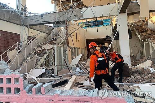 규모 7.7 강진으로 파손된 건물 [AP=연합뉴스. 인도네시아 국가수색구조청 제공. 재판매 및 DB 금지]