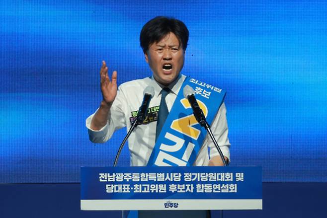 더불어민주당 김용 최고위원 후보가 15일 전남광주 나주시 나주종합스포츠파크 다목적체육관에서 열린 민주당 대표·최고위원 전남광주 합동연설회에 참석해 정견 발표하고 있다. /연합뉴스