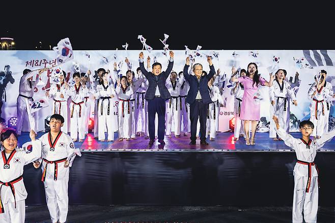 지난 14일 울릉도 관문인 도동항 해변공원에서 열린 ‘제81주년 광복절 경축 독도 태권도 퍼포먼스 전야제’에서 남한권 군수와 이철우 군의회 의장이 독도 사랑 스포츠공연단과 함께 태극기를 들어 보이며 만세 삼창을 외치고 있다. /황진영 기자