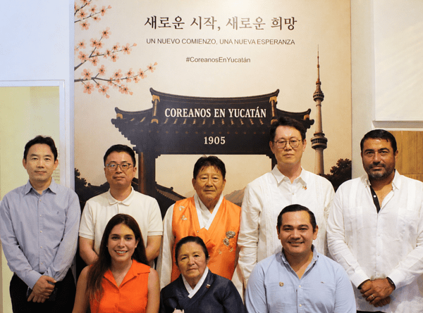 멕시코 메리다 대한인국민회 지방회관(현 한국이민사박물관)의 재개관식 참석자 단체 사진. (뒷줄 좌측부터) 고영학 포스코인터내셔널 멕시코모터코아법인장, 김윤태 기아 멕시코법인 경영지원실장, 후안 두란 공(Juan Durán Cong) 유카탄한인후손회장, 이주일 주멕시코대한민국대사. [출처=포스코인터내셔널]
