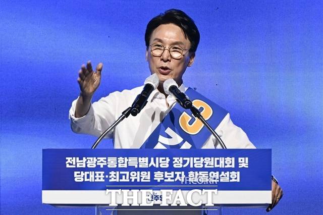 김민석 더불어민주당 당대표 후보가 권리 당원이 대거 밀집한 호남에서 유력 당권 경쟁자인 정청래 후보를 제압하면서, 당권 경쟁 승리를 위한 '8부 능선'을 넘었다는 평가다. 사진은 김 후보가 15일 전남광주 나주시 종합스포츠파크 다목적체육관에서 열린 민주당 당대표 및 최고위원 후보자 선출을 위한 전남광주 합동연설회에서 정견 발표를 하고 있는 모습. /뉴시스