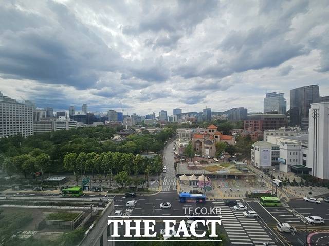 하늘전망대에서는 덕수궁 중화전, 대한성공회 서울주교좌성당, 서울특별시 의회, 광화문광장 등을 내려다볼 수 있다. 사진은 서울시청사 서편 9층 하늘전망대에서 정동 일대를 바라본 모습. /김명주 기자