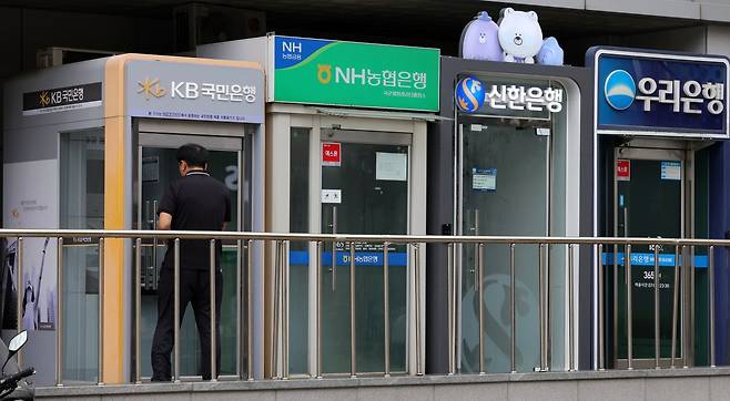 16일 서울 시내 시중은행 ATM 기기가 보이고 있다. 2026.08.16. 서울=뉴시스
