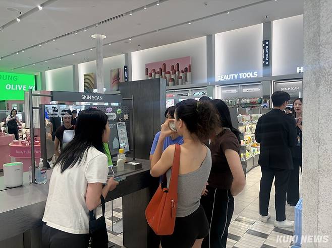 피부 진단 서비스 ‘스킨스캔’을 체험하고 있는 방문객들. 심하연 기자