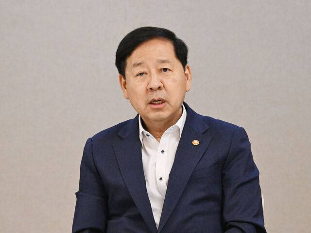 구윤철 부총리 겸 재정경제부 장관이 29일 서울 종로구 정부서울청사에서 긴급 시장상황점검회의를 주재하고 있다. 연합뉴스