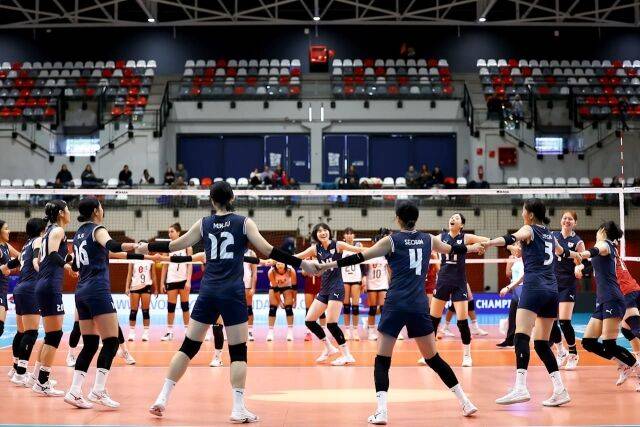 한국 17세 이하 여자배구대표팀 선수들이 16일(한국시각) 열린 2026 U17 세계선수권 태국과 5-8위 순위 결정전 승리를 확정한 뒤 코트 안에 모여 세리머니를 하고 있다./국제배구연맹(FIVB) 제공