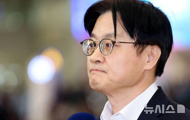 [인천공항=뉴시스] 김진아 기자 = 한미 관세합의 이행 등 통상 현안 협의를 위해 미국을 방문한 김정관 산업통상부 장관이 8일 인천국제공항 제2터미널을 통해 귀국, 취재진의 질문에 답하고 있다. 2026.03.08. bluesoda@newsis.com