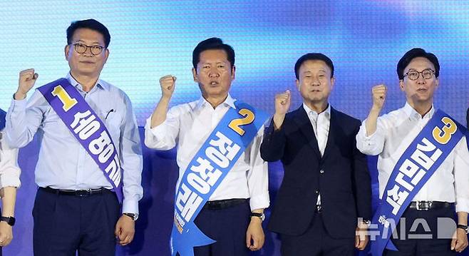 [고양=뉴시스] 고범준 기자 = 한병도 더불어민주당 대표 직무대행 겸 원내대표와 더불어민주당 당대표 후보들이 16일 경기 고양시 일산서구 킨텍스 제2전시장에서 열린 민주당 당대표·최고위원 후보자 서울 합동연설회에서 인사를 마치고 포즈를 취하고 있다. 왼쪽부터 송영길 더불어민주당 당대표 후보, 정청래 더불어민주당 당대표 후보, 한병도 원내대표, 김민석 더불어민주당 당대표 후보. 2026.08.16. bjko@newsis.com