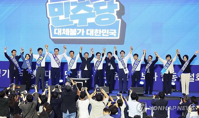 경기 합동연설회 나선 민주당 당권주자 3인 (수원=연합뉴스) 홍기원 기자 = 더불어민주당 송영길, 정청래, 김민석 당 대표 후보가 16일 경기도 수원시 수원종합운동장 실내체육관에서 열린 '민주당 당대표·최고위원 후보자 경기 합동연설회'에서 한병도 당 대표 직무대행 및 최고위원 후보들과 기념 촬영하고 있다. 2026.8.16 xanadu@yna.co.kr