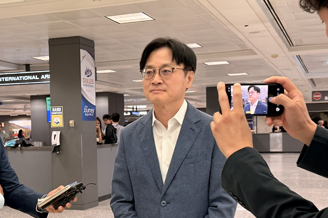 김정관 산업통상부 장관이 16일(현지시간) 워싱턴 DC 인근 덜레스 국제공항을 통해 미국에 도착한 자리에서 취재진의 질문에 답하고 있다. 연합뉴스