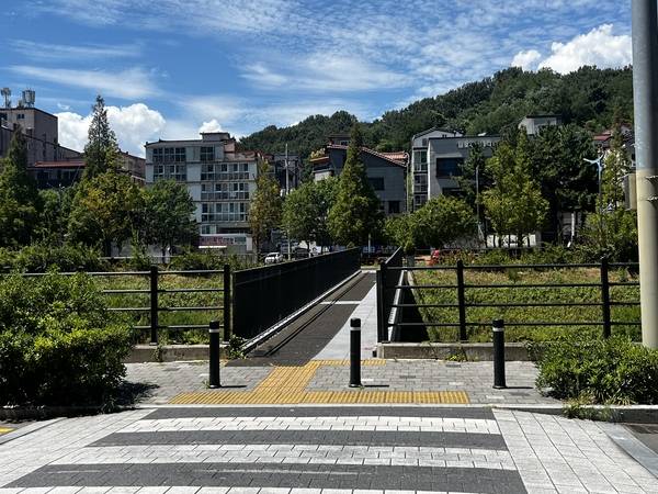 최단 경로를 선택하고 처음으로 간 곳은 출발지와 큰 도로 쪽 인도를 잇는 짧은 다리였다. 그늘을 찾아볼 수 없다. /권민주 기자