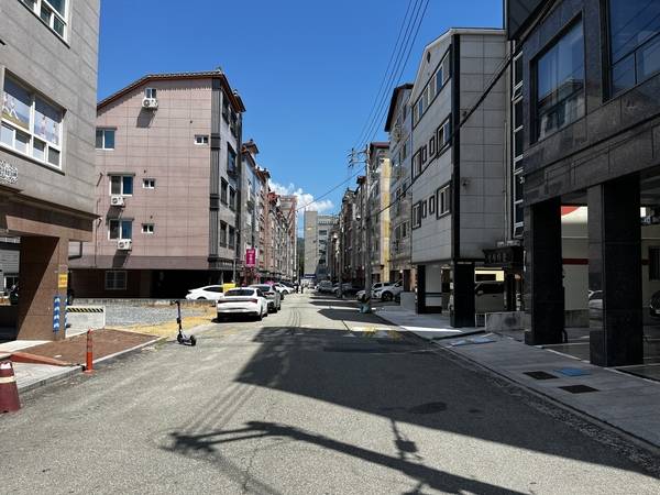 '그늘로' 앱 추천 경로를 선택하자 오르막대신 평지 주택가가 나왔다. 건물 그림자 덕분에 시원하게 느껴졌다. /권민주 기자