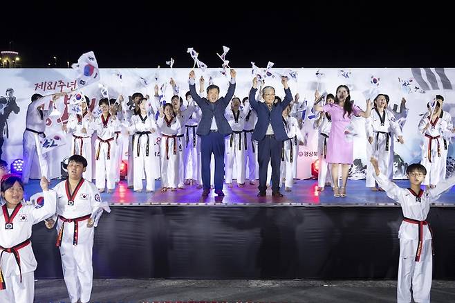 ▲ 시범에 이어 남한권 군수와 이철우 의장이 무대에 올라 관람객과 하나 되어 '독도 플래시몹'과 전 관중이 동참한 '만세삼창'으로 도동항 일대가 독도 사랑의 열기로 달아올랐다. 사진 울릉군 제공