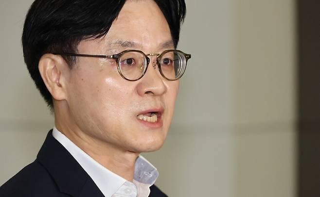 김정관 산업통상부 장관이 지난달 미국 워싱턴에서 열린 한미 조선협력센터 개소식에 참석하기 위해 인천국제공항을 통해 출국하기 전 기자들의 질문에 답하고 있다. [사진=연합]
