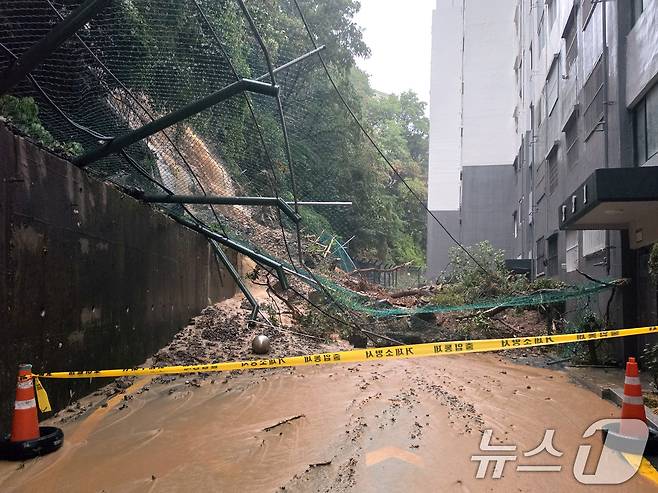 17일 오전 경남 거제시 옥포동의 한 아파트 인근에서 산사태가 발생해 출입이 통제되고 있다. (경남소방서 제공. 재판매 및 DB 금지) 2026.8.17 ⓒ 뉴스1