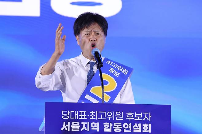 김용 더불어민주당 최고위원 후보가 16일 경기 고양시 킨텍스에서 열린 당대표·최고위원 후보자 서울 지역 순회경선 합동연설회에서 정견 발표를 하고 있다. /뉴스1