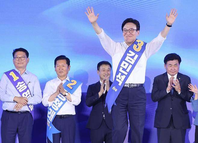 김민석 더불어민주당 당대표 후보가 16일 경기 고양시 킨텍스에서 열린 더불어민주당 당대표·최고위원 선출을 위한 서울 지역 순회경선 합동연설회에서 인사하고 있다. 왼쪽부터 송영길 후보, 정청래 후보, 한병도 당대표 권한대행, 김 후보, 소병훈 민주당 중앙선관위원장. 2026.8.16 뉴스1
