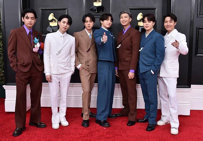 2022년 미국 라스베이거스에서 열린 그래미 어워즈에 참석한 방탄소년단(BTS). 2019년 R&B 부문 시상자로 그래미와 인연을 맺은 BTS는 2021년부터 3년 연속 ‘베스트 팝 듀오·그룹 퍼포먼스’ 후보에 올랐지만 수상하진 못했다. 라스베이거스=AP 뉴시스