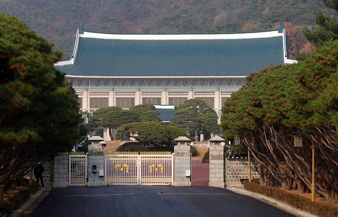 [서울=뉴시스] 홍효식 기자 = 24일 서울 종로구 청와대 전경.  대통령실이 다음 달 중순부터 시설·보안 점검 상태와 부서별 준비 상황에 맞춰 청와대로 순차 이전한다. 대통령실 관계자는 “아직 마무리해야 할 시설·보안 공사 등이 남아 있어 청와대 이전은 12월 둘째 주부터 본격적으로 시작될 것”이라고 23일 밝혔다. 2025.11.24. yesphoto@newsis.com