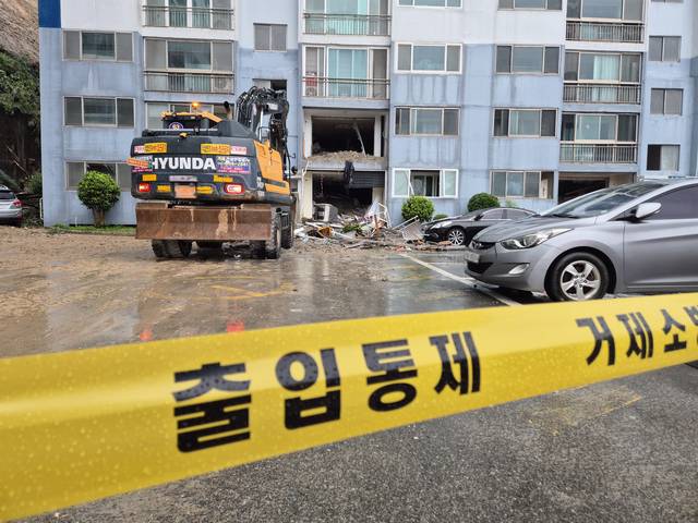 17일 경남 거제시 옥포동 한 아파트에 산사태로 흘러내린 토사가 건물 내부까지 밀려들어 집기와 시설물 등이 파손돼 있다.  [연합뉴스]