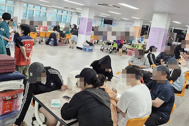산사태 피해를 당한 경남 거제시 옥포동 ㅅ아파트 주민들이 인근 옥포성지중학교 급식소 등에 대피해 있다. 최상원 기자
