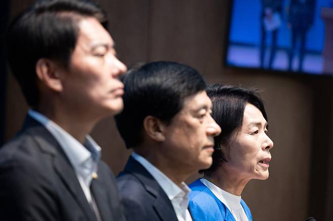 더불어민주당 최민희(오른쪽부터), 이성윤, 한민수 최고위원 후보가 13일 국회 소통관에서 긴급 기자회견을 열고 김민석 당대표 후보의 과거 발언 등 의혹에 대한 해명을 요구하고 있다. 뉴스1