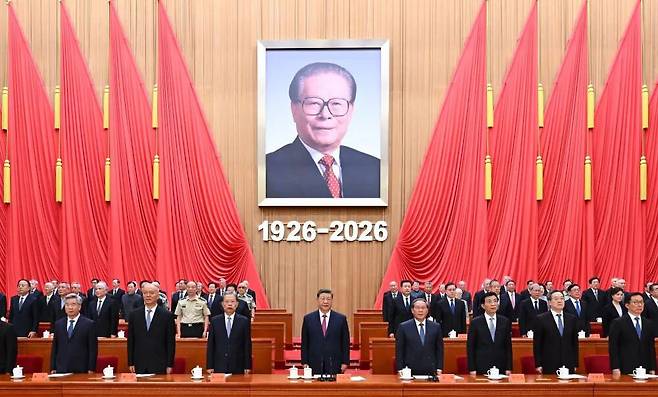 시진핑 중국 국가주석(가운데) 등이 참석한 가운데 17일 베이징 인민대회당에서 장쩌민 전 주석 탄생 100주년 기념식이 열리고 있다. CCTV 캡처