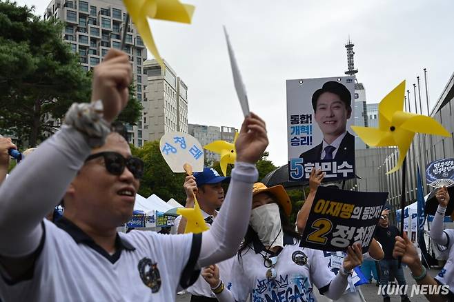 더불어민주당 지지자들이 17일 대전컨벤션센터 앞에서 한민수 최고위원 후보와 정청래 당대표 후보의 피켓을 들고 응원하고 있다. 임은재 기자