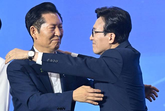 더불어민주당 김민석 신임 당 대표가 17일 대전 컨벤션센터에서 열린 제3회 더불어민주당 정기 전국당원대회에서 당 대표로 선출된 뒤 정청래 후보와 포옹하고 있다. 연합뉴스