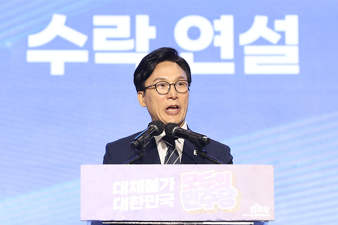 불어민주당 김민석 신임 당 대표가 17일 대전 컨벤션센터에서 열린 제3회 더불어민주당 정기 전국당원대회에서 당 대표로 선출된 뒤 수락연설을 하고 있다. [연합뉴스]