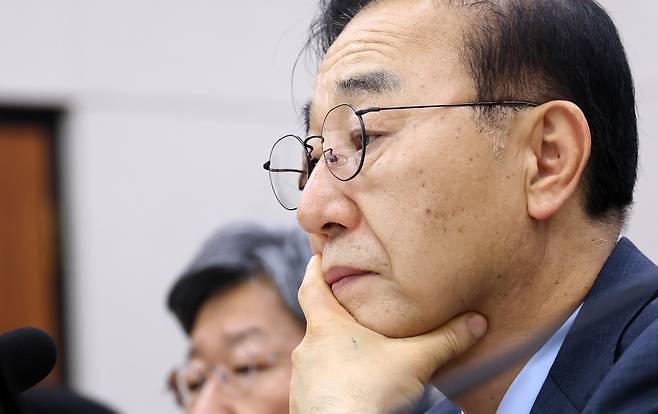 김윤덕 국토교통부 장관이 11일 국회에서 열린 국토교통위원회 전체회의에서 잠시 생각에 잠겨 있다. [연합]