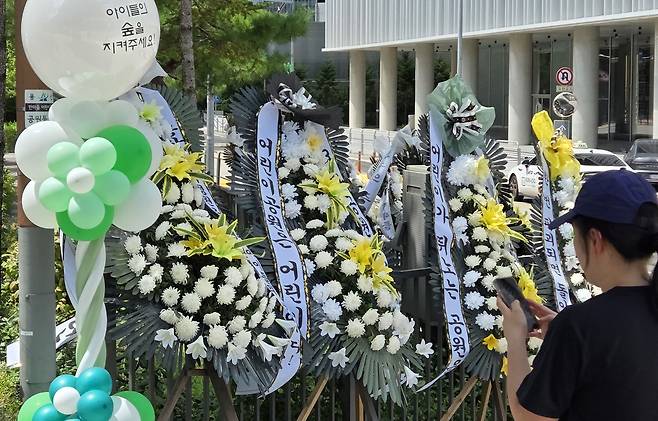 정부가 용산기지 부지 중 일부인 용산어린이정원에 임대주택 등을 조성하는 방안을 검토 중인 가운데 8일 서울 용산어린이정원 입구 인근에 근조화환이 놓여있다. [연합]