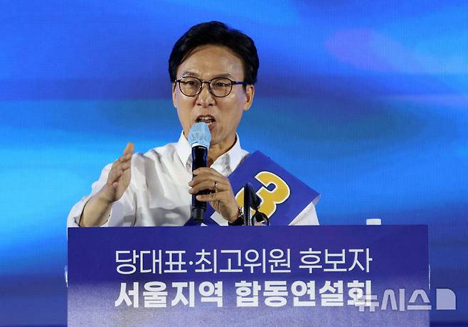 [고양=뉴시스] 고범준 기자 = 김민석 더불어민주당 당대표 후보가 지난 16일 경기 고양시 일산서구 킨텍스 제2전시장에서 열린 민주당 당대표·최고위원 후보자 서울 합동연설회에서 정견발표를 하고 있다. 2026.08.16. bjko@newsis.com