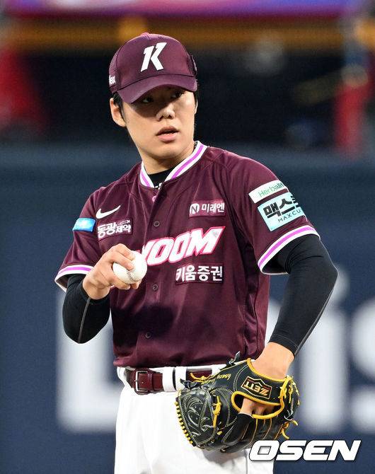 [OSEN=수원, 이대선 기자] 16일 수원 KT위즈파크에서 ‘2026 신한 SOL Bank KBO리그’ KT 위즈와 키움 히어로즈의 경기가 열렸다.KT는 로건, 키움은 김윤하를 선발로 내세웠다.1회말 무사에서 키움 선발투수 김윤하가 역투하고 있다. 2026.08.16 /sunday@osen.co.kr