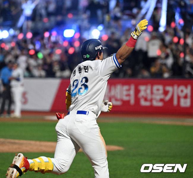 [OSEN=수원, 이대선 기자] 16일 수원 KT위즈파크에서 ‘2026 신한 SOL Bank KBO리그’ KT 위즈와 키움 히어로즈의 경기가 열렸다.KT는 로건, 키움은 김윤하를 선발로 내세웠다.7회말 무사에서 KT 안현민이 좌월 솔로 홈런을 치고 그라운드를 돌고 있다. 2026.08.16 /sunday@osen.co.kr