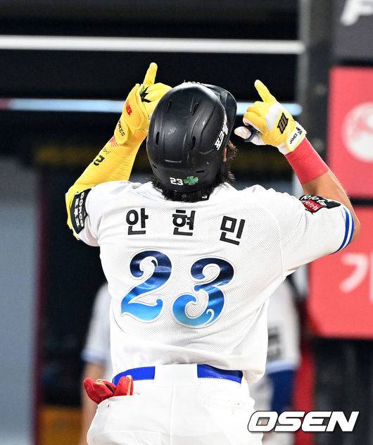 [OSEN=수원, 이대선 기자] 16일 수원 KT위즈파크에서 ‘2026 신한 SOL Bank KBO리그’ KT 위즈와 키움 히어로즈의 경기가 열렸다.KT는 로건, 키움은 김윤하를 선발로 내세웠다.7회말 무사에서 KT 안현민이 좌월 솔로 홈런을 치고 환호하 있다. 2026.08.16 /sunday@osen.co.kr