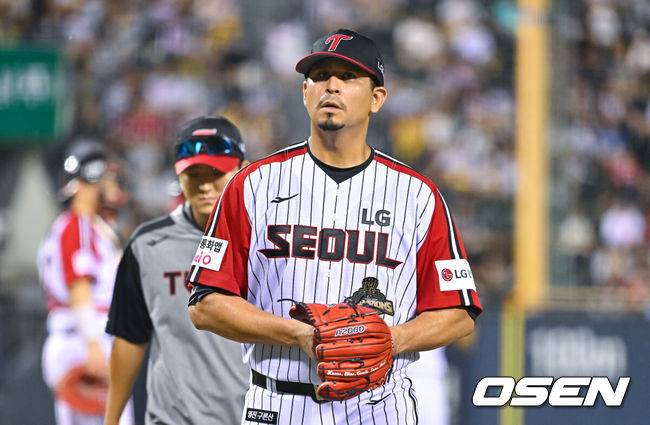 [OSEN=잠실, 박준형 기자] 16일 서울 잠실야구장에서 2026 신한 SOL KBO리그&nbsp;LG 트윈스와&nbsp;SSG 랜더스의 경기가 열렸다. 이날 LG는&nbsp;카라스코를, SSG는 아빌라를 선발로 내세웠다. 6회초 LG 선발투수 카라스코가 강판되고 있다.    2026.08.16 / soul1014@osen.co.kr