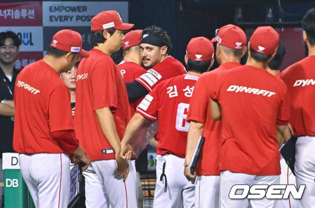 [OSEN=잠실, 박준형 기자] 프로야구&nbsp;SSG 랜더스가 LG 트윈스를 꺾고 4년 만에 위닝시리즈에 성공했다.&nbsp;&nbsp;SSG는 16일 서울 잠실구장에서 열린 2026 KBO리그 LG와 경기에서 장단 13안타를 터뜨리며 6-0으로 승리했다.&nbsp;SSG는 2022년 7월 26~28일 이후 4년 만에 LG와 3연전에서 위닝을 기록했다.경기종료 후 부상 에레디아의 복귀와 함께 고별전 마친 마드리스가 SSG 동료들과 인사를 나누고 있다.      2026.08.16 / soul1014@osen.co.kr