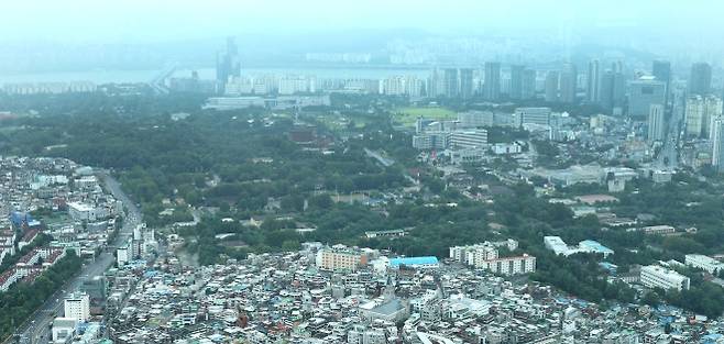 16일 서울 남산 전망대에서 바라본 용산 일대 모습. 2026.8.16. 연합뉴스