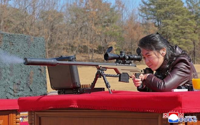 지난 3월 김정은  북한 국무위원장의 딸 주애가 평양 수도방어군단을 받문해 신형 저격총으로 사격하는 모습. 조선중앙통신 연합뉴스