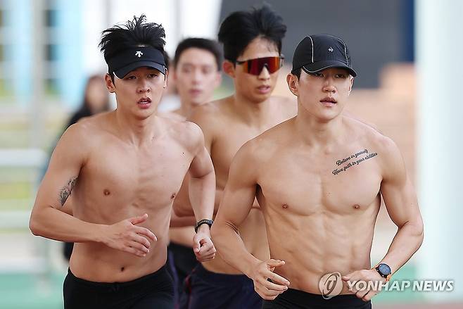 함께 뛰는 전웅태-서창완 (진천=연합뉴스) 김성민 기자 = 근대5종 남자 국가대표 전웅태(왼쪽)과 서창완(오른쪽)이 13일 충북 진천 국가대표선수촌에서 열린 근대5종  아시안게임 미디어데이에서 레이저런 훈련을 하고 있다. 2026.8.13 ksm7976@yna.co.kr