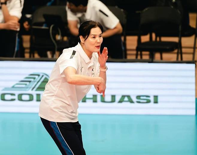 17세 이하 여자배구 대표팀의 이승여 감독 [국제배구연맹 홈페이지 캡처. 재배포 및 DB 금지]