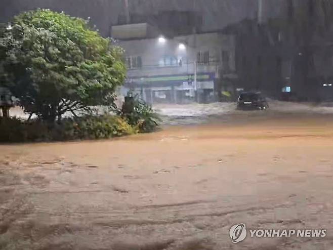 물바다 된 거제 장평동 도로 (거제=연합뉴스) 17일 오전 경남 거제시 장평동 일대에 내린 집중호우로 도로가 침수돼 차들이 물에 잠겨 있다. 2026.8.17 [독자 제공. 재판매 및 DB 금지] ymp@yna.co.kr