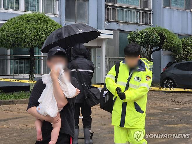 거제 산사태에 아기 안고 대피하는 주민 (거제=연합뉴스) 정종호 기자 = 17일 경남 거제시에 내린 극한호우에 산사태 피해가 발생한 옥포동 한 아파트에서 주민(맨 왼쪽)이 아기를 안고 대피소로 이동하고 있다. 거제에는 이날 들어 오후 1시까지 577.4㎜의 비가 내린 것으로 집계됐다. 2026.8.17 jjh23@yna.co.kr