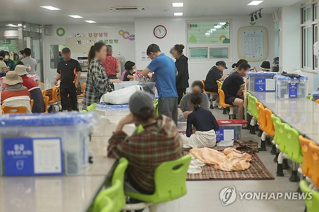 '기약 없는 기다림'…거제 산사태 아파트 주민 대피소 (거제=연합뉴스) 정종호 기자 = 17일 경남 거제시에 내린 극한호우로 산사태 피해가 발생한 옥포동 한 아파트 주민들이 성지중학교 급식소에 마련된 대피소에서 휴식하고 있다. 거제에는 이날 들어 오후 1시까지 577.4㎜의 비가 내린 것으로 집계됐다. 2026.8.17 jjh23@yna.co.kr